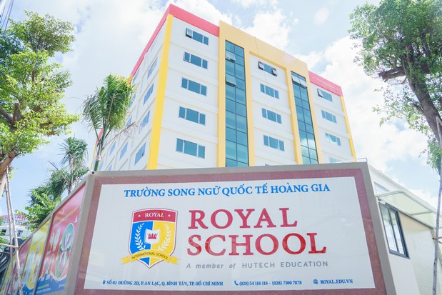 Trường Song ngữ Quốc tế ROYAL SCHOOL - Tin Tức - Meaning of Northern peach  blossom and Southern apricot blossom on Vietnamese Tet holidays