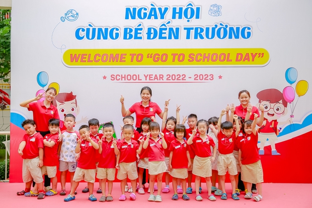 Trường Song ngữ Quốc tế ROYAL SCHOOL - Tin Tức - Meaning of Northern peach  blossom and Southern apricot blossom on Vietnamese Tet holidays