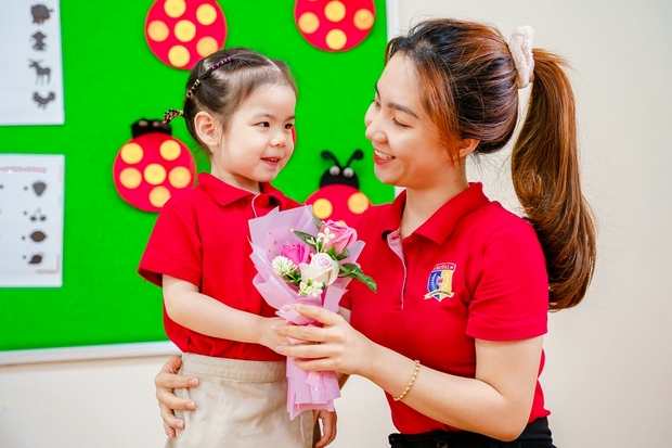 Trường Song ngữ Quốc tế ROYAL SCHOOL - Tin Tức - October - Covered in Love,  this is how the happy school is grateful to women