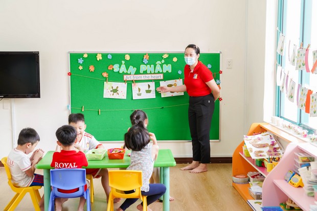 Đến trường Song ngữ Quốc tế, bạn sẽ cảm nhận được sự khác biệt đến từ giáo trình giảng dạy song ngữ Anh-Việt độc đáo của trường. Từ việc học ngoại ngữ đến các hoạt động ngoại khóa, trường luôn tạo điều kiện để học sinh phát triển toàn diện cả về trí tuệ và kỹ năng.