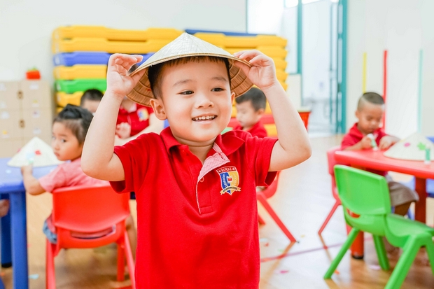 Trường Song ngữ Quốc tế ROYAL SCHOOL - Tin Tức - Các bé Mầm non Royal School học tập sáng tạo với giờ học STEAM: “Trang trí nón lá”