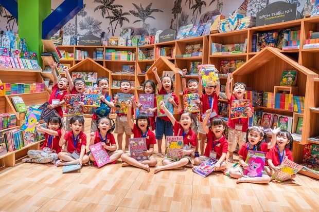 https://file.royal.edu.vn/data/files/images/381-royal_hoat-dong-vui-hoc/2023_RoyalSchool_MamNonDiNhaSach.jpg