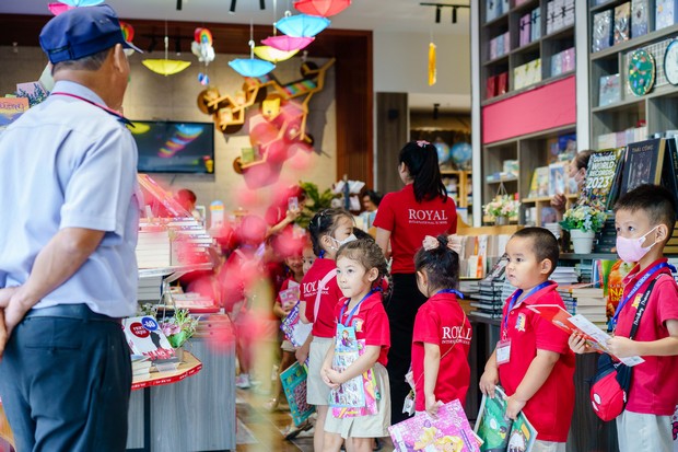 https://file.royal.edu.vn/data/files/images/381-royal_hoat-dong-vui-hoc/2023_RoyalSchool_MamNonDiNhaSach_12.jpg