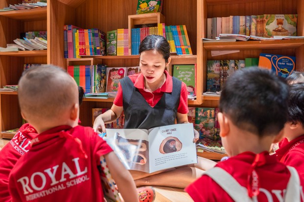 https://file.royal.edu.vn/data/files/images/381-royal_hoat-dong-vui-hoc/2023_RoyalSchool_MamNonDiNhaSach_13.jpg