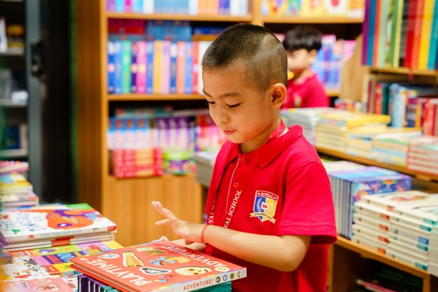 https://file.royal.edu.vn/data/files/images/381-royal_hoat-dong-vui-hoc/2023_RoyalSchool_MamNonDiNhaSach_16.jpg