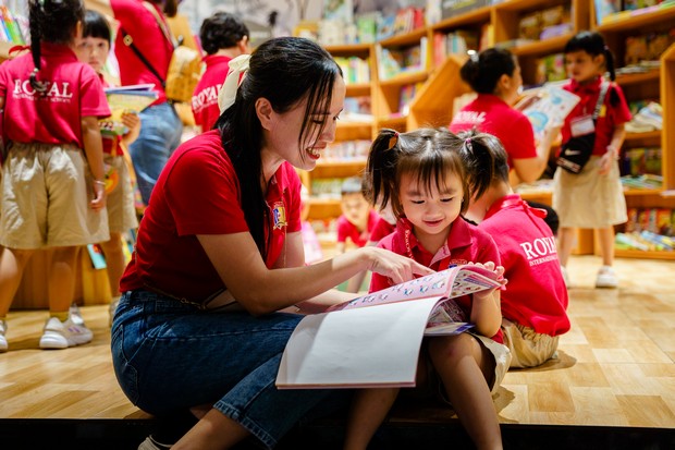 https://file.royal.edu.vn/data/files/images/381-royal_hoat-dong-vui-hoc/2023_RoyalSchool_MamNonDiNhaSach_17.jpg