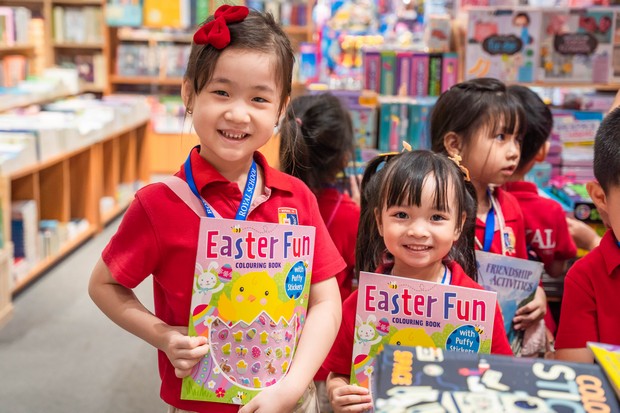 https://file.royal.edu.vn/data/files/images/381-royal_hoat-dong-vui-hoc/2023_RoyalSchool_MamNonDiNhaSach_3.jpg