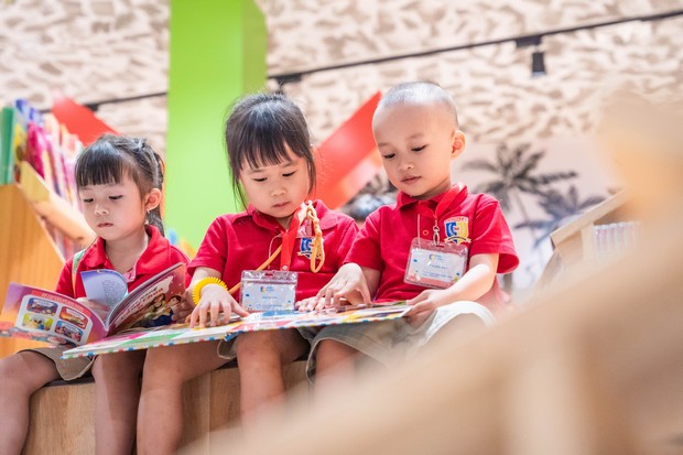 https://file.royal.edu.vn/data/files/images/381-royal_hoat-dong-vui-hoc/2023_RoyalSchool_MamNonDiNhaSach_4.jpg