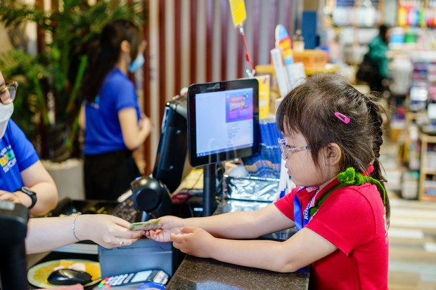 https://file.royal.edu.vn/data/files/images/381-royal_hoat-dong-vui-hoc/2023_RoyalSchool_MamNonDiNhaSach_5.jpg