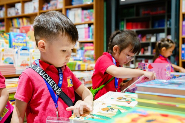 https://file.royal.edu.vn/data/files/images/381-royal_hoat-dong-vui-hoc/2023_RoyalSchool_MamNonDiNhaSach_7.jpg