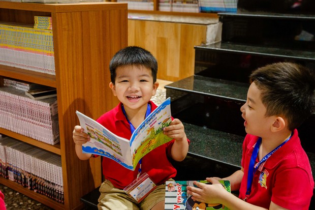 https://file.royal.edu.vn/data/files/images/381-royal_hoat-dong-vui-hoc/2023_RoyalSchool_MamNonDiNhaSach_8.jpg