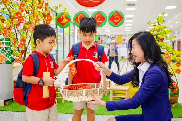 Trường Song ngữ Quốc tế ROYAL SCHOOL - Tin Tức - Meaning of Northern peach  blossom and Southern apricot blossom on Vietnamese Tet holidays